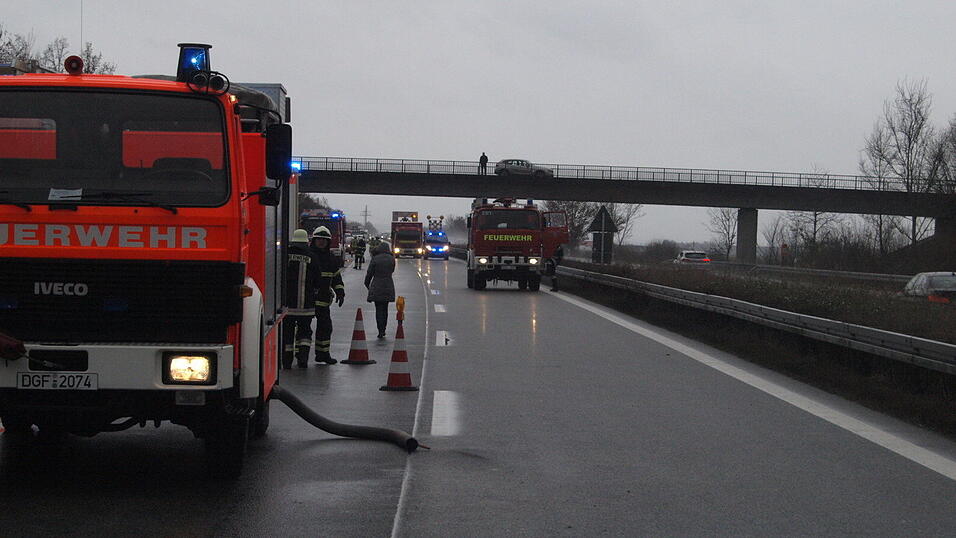 Am Sonntag ist ein Auto auf der A92 von der Fahrbahn gekommen. Am Sonntag ist ein Auto auf der A92 von der Fahrbahn gekommen.