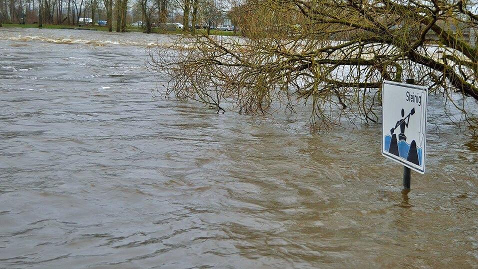 Auch der Regen bei Cham steigt &uuml;ber die Ufer.