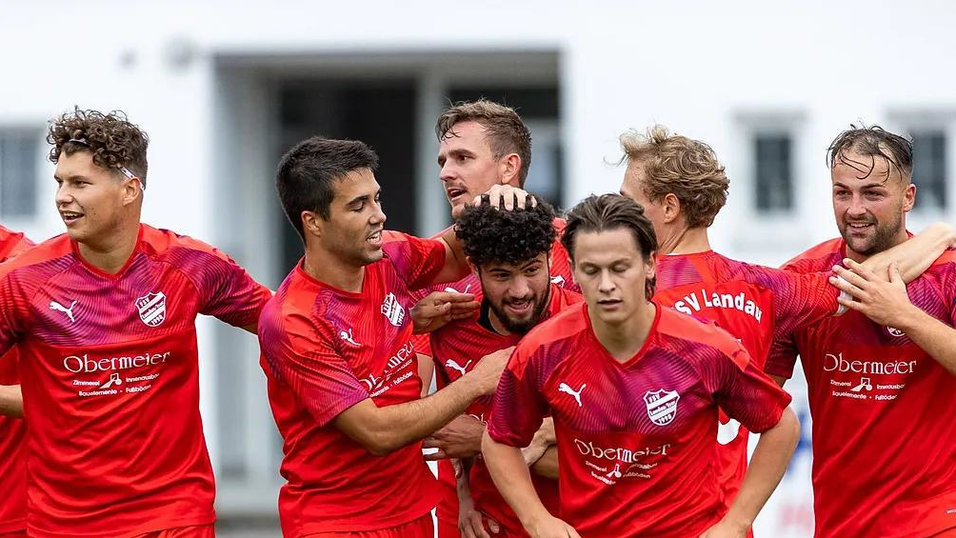Der 18-Jährige (Bildmitte) hat sich längst den Respekt seiner Mitspieler in der Landauer Bezirksliga-Mannschaft verdient.