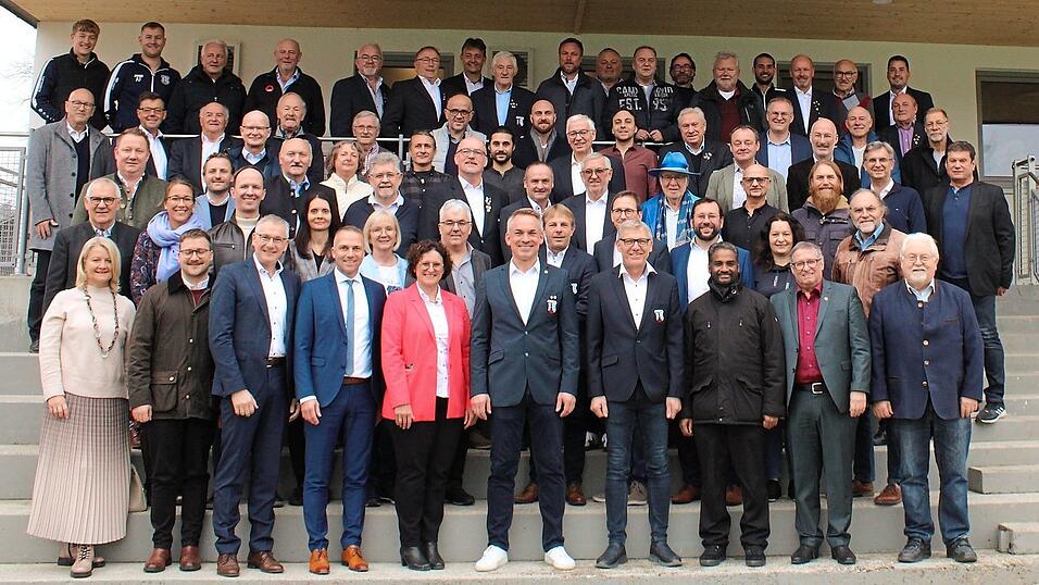 Die zahlreichen Gäste konnten sich vom beeindruckenden Zusammenhalt der Teisbacher selbst ein Bild machen. Die zahlreichen Gäste konnten sich vom beeindruckenden Zusammenhalt der Teisbacher selbst ein Bild machen.