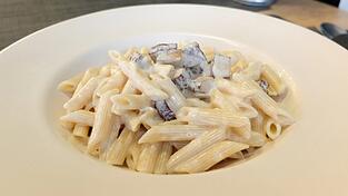 Nudeln im Stil von Carbonara gehen auch mit nur pflanzlichen Zutaten.