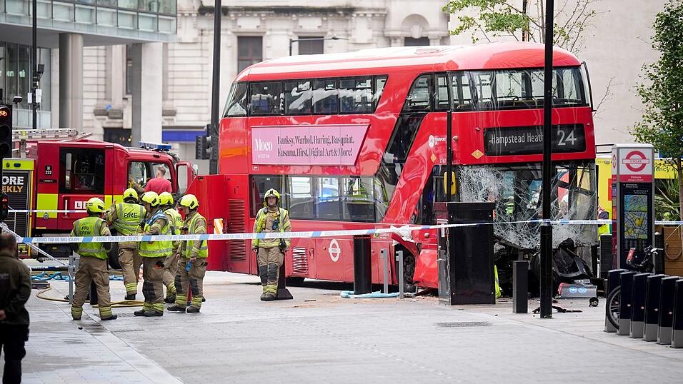 Mehrere Menschen wurden verletzt, als der Bus nahe dem Bahnhof Victoria Station von der Straße abkam. Mehrere Menschen wurden verletzt, als der Bus nahe dem Bahnhof Victoria Station von der Straße abkam.