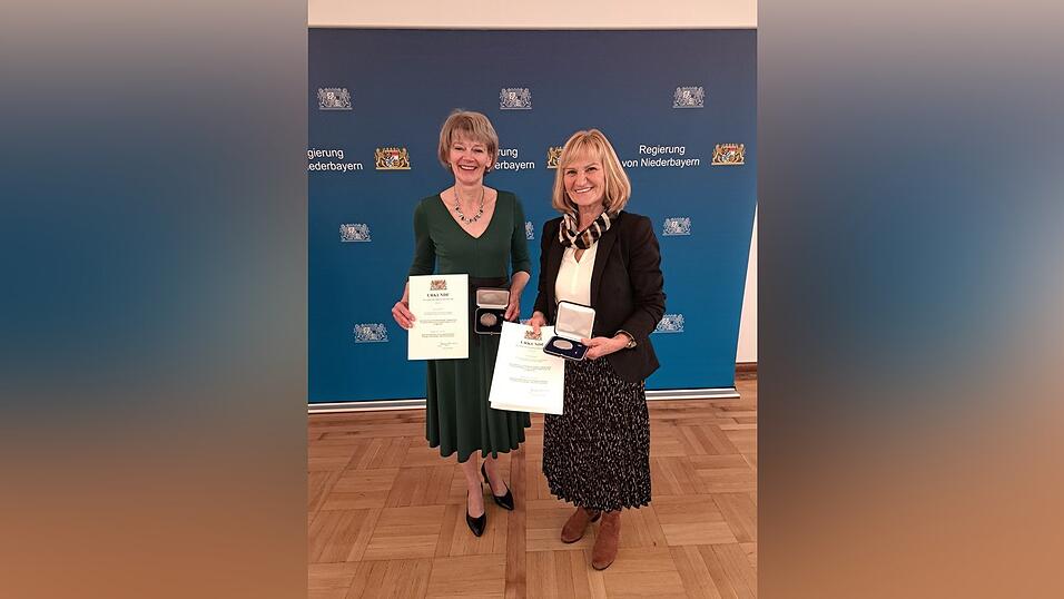 Ursula Beck aus Hohenthann (l.) und Christa Popp aus Pfeffenhausen erhielten die kommunale Verdienstmedaille in Bronze.