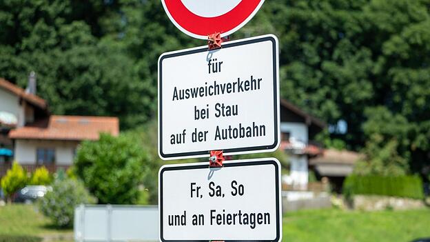 An manchen Autobahnausfahrten stehen Schilder mit den Durchfahrtsverboten schon seit L&auml;ngerem. (Archiv)