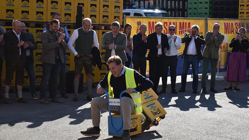 So geht Motivation: Simbachs Bürgermeister Helmut Sporrer wurde bei seiner wilden Fahrt von den Kollegen angefeuert.