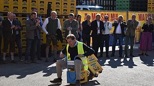So geht Motivation: Simbachs Bürgermeister Helmut Sporrer wurde bei seiner wilden Fahrt von den Kollegen angefeuert.