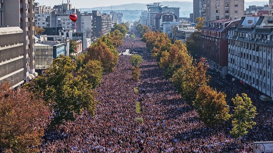 Zehntausende gedachten der 16 Opfer des Einsturzes des Bahnhofsvordachs in Novi Sad vor genau einem Jahr. Zehntausende gedachten der 16 Opfer des Einsturzes des Bahnhofsvordachs in Novi Sad vor genau einem Jahr.
