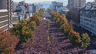 Zehntausende gedachten der 16 Opfer des Einsturzes des Bahnhofsvordachs in Novi Sad vor genau einem Jahr.