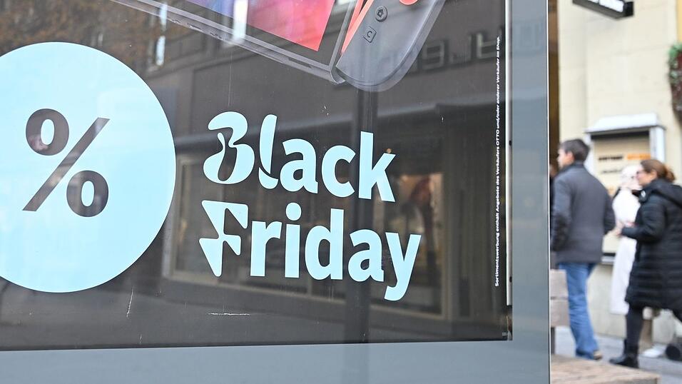 Die Black-Friday-Aktionstage sind auch in den Fußgängerzonen sehr präsent. Die Black-Friday-Aktionstage sind auch in den Fußgängerzonen sehr präsent.