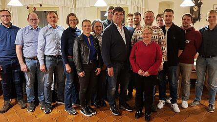 Die 16 Kandidaten der Wählergruppe „UW Unabhängige Wähler - parteifrei und christlich“ mit Listenführer Christian Brandl (Mitte) Die 16 Kandidaten der Wählergruppe „UW Unabhängige Wähler - parteifrei und christlich“ mit Listenführer Christian Brandl (Mitte)