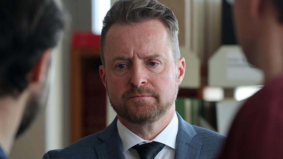 Harald Nowack, Oberstaatsanwalt und Pressesprecher der Staatsanwaltschaft Rostock, unterrichtete die &Ouml;ffentlichkeit &uuml;ber die Anklage.