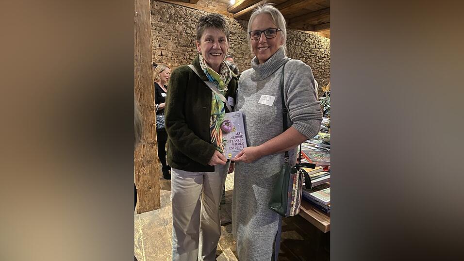 Die Autorinnen B&auml;rbel Steinberger (l.) und Katrin Schumann mit ihrem gemeinsamen Werk &uuml;ber wiederentdeckte alte Gem&uuml;sesorten im unterfr&auml;nkischen Schloss Dennenlohe.
