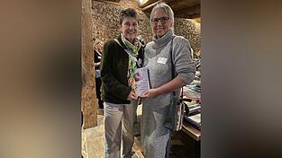 Die Autorinnen B&auml;rbel Steinberger (l.) und Katrin Schumann mit ihrem gemeinsamen Werk &uuml;ber wiederentdeckte alte Gem&uuml;sesorten im unterfr&auml;nkischen Schloss Dennenlohe.