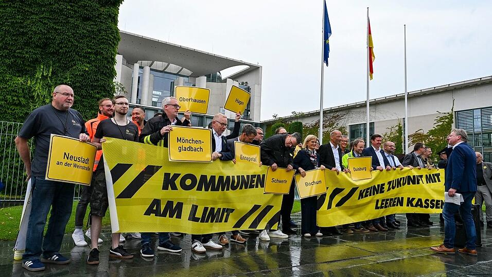 Vertreter mehrerer Städte und Kommunen demonstrieren mit Schildern und Bannern für finanzielle Unterstützung in Berlin. Vertreter mehrerer Städte und Kommunen demonstrieren mit Schildern und Bannern für finanzielle Unterstützung in Berlin.