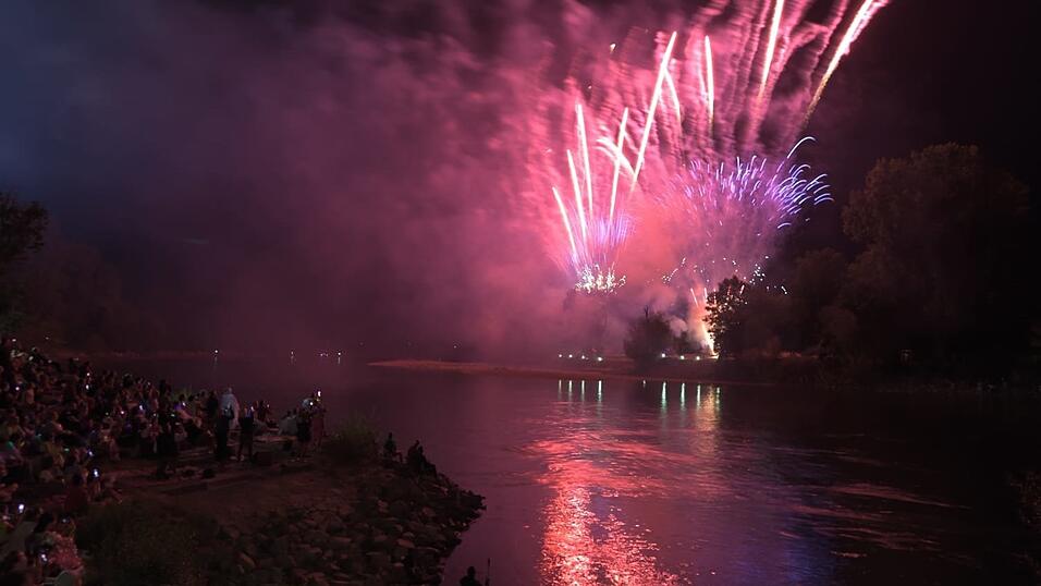 Mit einem bunten Feuerwerk wird die Lampionfahrt 2022 gefeiert.
