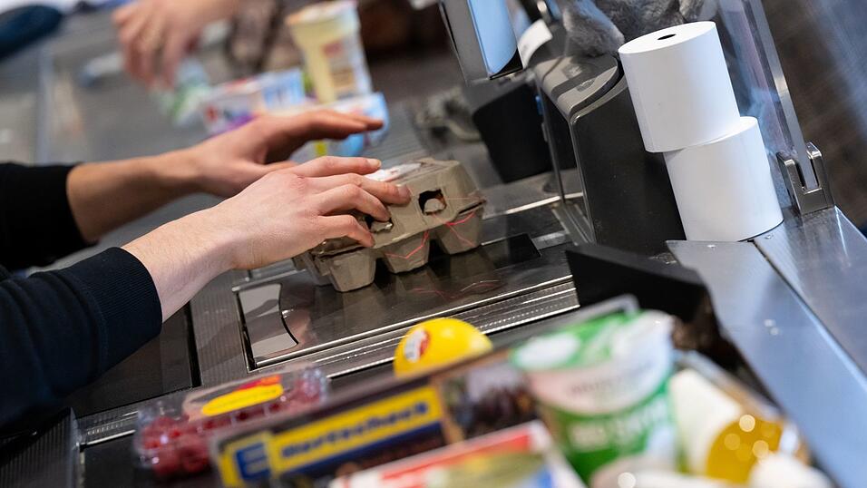 An den meisten Kassen im deutschen Einzelhandel sitzen noch Kassiererin oder Kassierer. An den meisten Kassen im deutschen Einzelhandel sitzen noch Kassiererin oder Kassierer.