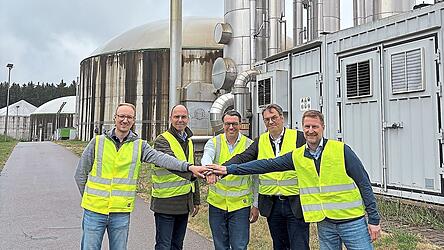 Gemeinsamer Neustart in der Biogasanlage bei Oberempfenbach (v. l.): Tim Hünermann, Asset Manager bei Vorn Bioenergy, Franz Högl, Geschäftsführer Högl Kompost- und Recycling GmbH, Jörg Lennertz, CEO Vorn Bioenergy, Erich Lehmair, Vorstandsvorsitzender der Hopfenverwertungsgenossenschaft (HVG), und Gerald Marunde, Senior Manger M&A bei Vorn Bioenergy. Gemeinsamer Neustart in der Biogasanlage bei Oberempfenbach (v. l.): Tim Hünermann, Asset Manager bei Vorn Bioenergy, Franz Högl, Geschäftsführer Högl Kompost- und Recycling GmbH, Jörg Lennertz, CEO Vorn Bioenergy, Erich Lehmair, Vorstandsvorsitzender der Hopfenverwertungsgenossenschaft (HVG), und Gerald Marunde, Senior Manger M&A bei Vorn Bioenergy.