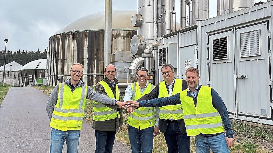 Gemeinsamer Neustart in der Biogasanlage bei Oberempfenbach (v. l.): Tim Hünermann, Asset Manager bei Vorn Bioenergy, Franz Högl, Geschäftsführer Högl Kompost- und Recycling GmbH, Jörg Lennertz, CEO Vorn Bioenergy, Erich Lehmair, Vorstandsvorsitzender der Hopfenverwertungsgenossenschaft (HVG), und Gerald Marunde, Senior Manger M&A bei Vorn Bioenergy. Gemeinsamer Neustart in der Biogasanlage bei Oberempfenbach (v. l.): Tim Hünermann, Asset Manager bei Vorn Bioenergy, Franz Högl, Geschäftsführer Högl Kompost- und Recycling GmbH, Jörg Lennertz, CEO Vorn Bioenergy, Erich Lehmair, Vorstandsvorsitzender der Hopfenverwertungsgenossenschaft (HVG), und Gerald Marunde, Senior Manger M&A bei Vorn Bioenergy.