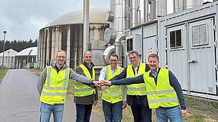 Gemeinsamer Neustart in der Biogasanlage bei Oberempfenbach (v. l.): Tim Hünermann, Asset Manager bei Vorn Bioenergy, Franz Högl, Geschäftsführer Högl Kompost- und Recycling GmbH, Jörg Lennertz, CEO Vorn Bioenergy, Erich Lehmair, Vorstandsvorsitzender der Hopfenverwertungsgenossenschaft (HVG), und Gerald Marunde, Senior Manger M&A bei Vorn Bioenergy. Gemeinsamer Neustart in der Biogasanlage bei Oberempfenbach (v. l.): Tim Hünermann, Asset Manager bei Vorn Bioenergy, Franz Högl, Geschäftsführer Högl Kompost- und Recycling GmbH, Jörg Lennertz, CEO Vorn Bioenergy, Erich Lehmair, Vorstandsvorsitzender der Hopfenverwertungsgenossenschaft (HVG), und Gerald Marunde, Senior Manger M&A bei Vorn Bioenergy.