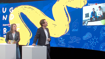 Das Moderatorenteam Julia Fleischer von der Patenfirma Flottweg und Malte Arkona mit den Siegern aus dem Fachgebiet Technik. Das Moderatorenteam Julia Fleischer von der Patenfirma Flottweg und Malte Arkona mit den Siegern aus dem Fachgebiet Technik.