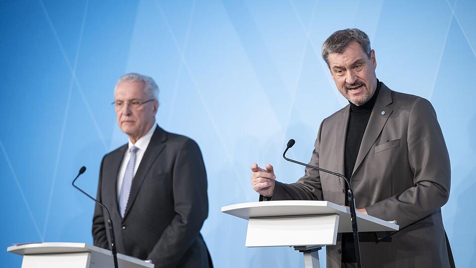 Der Bayerische Ministerpr&auml;sident Markus S&ouml;der (r.) spricht neben Innenminister Joachim Herrmann bei einer Pressekonferenz zu einem t&ouml;dlichen Angriff in einem Park in Aschaffenburg.