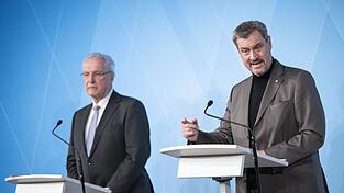Der Bayerische Ministerpr&auml;sident Markus S&ouml;der (r.) spricht neben Innenminister Joachim Herrmann bei einer Pressekonferenz zu einem t&ouml;dlichen Angriff in einem Park in Aschaffenburg.