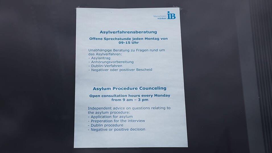 Soll f&uuml;r Asylberatungen von Verb&auml;nden die F&ouml;rderung gestrichen werden? Das Ministerium verweist darauf, dass die Haushaltsberatungen dazu noch ausstehen.