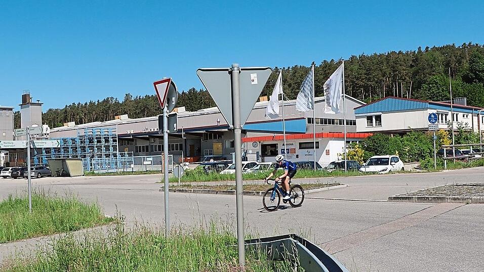 Die Produktion am Standort Elsendorf erweitern kann die Firma Magna. Das bestehende B&uuml;rogeb&auml;ude rechterhand m&uuml;sste daf&uuml;r weichen.
