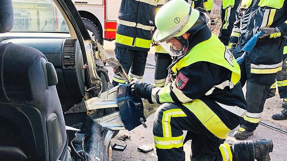 Wie mit Rettungsspreizer und -schere Personen aus Unfallfahrzeugen befreit werden, das zeigt die Feuerwehr Stadt Furth im Wald bei einer Vorführung von 12.30 bis 13 Uhr auf der Lorenz-Zierl-Straße. Wie mit Rettungsspreizer und -schere Personen aus Unfallfahrzeugen befreit werden, das zeigt die Feuerwehr Stadt Furth im Wald bei einer Vorführung von 12.30 bis 13 Uhr auf der Lorenz-Zierl-Straße.