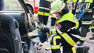 Wie mit Rettungsspreizer und -schere Personen aus Unfallfahrzeugen befreit werden, das zeigt die Feuerwehr Stadt Furth im Wald bei einer Vorführung von 12.30 bis 13 Uhr auf der Lorenz-Zierl-Straße.