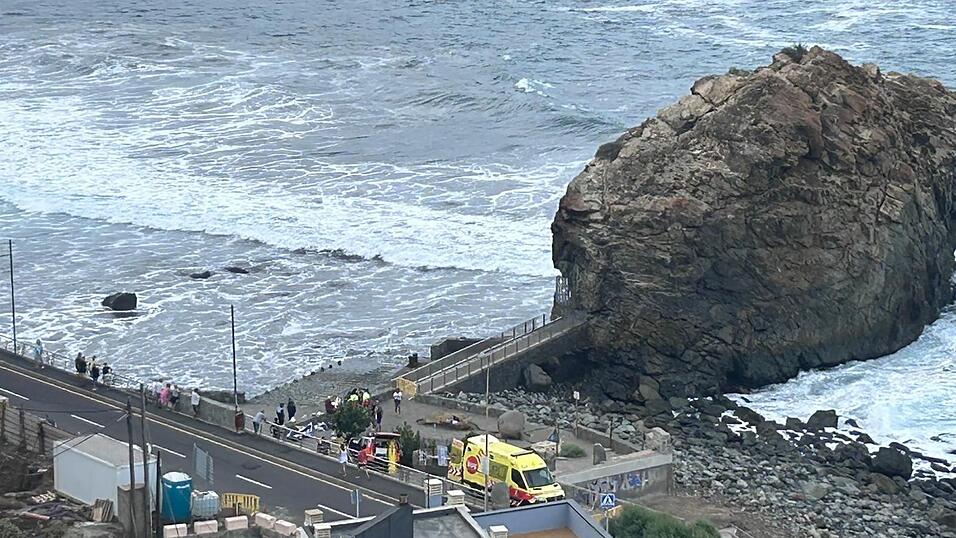 Der Rettungsdienst versorgt am Strand von Roque de Las Bodegas mehrere Menschen, die durch eine Riesenwelle verletzt wurden. Der Rettungsdienst versorgt am Strand von Roque de Las Bodegas mehrere Menschen, die durch eine Riesenwelle verletzt wurden.