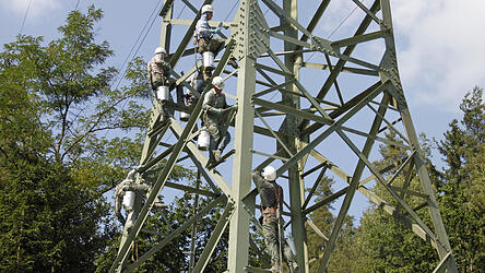 Arbeiter erneuern im Auftrag der Bayernwerk Netz GmbH aktuell den Korrosionsschutz von 34 Masten der Hochspannungsfreileitung zwischen Au in der Hallertau und Mainburg.(Symbolfoto)
