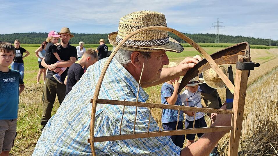Ein Fachmann zeigt, wie man das Sensenblatt mit dem Wetzstein richtig dengelt oder nachschärft. Ein Fachmann zeigt, wie man das Sensenblatt mit dem Wetzstein richtig dengelt oder nachschärft.