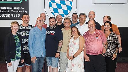 Die neugewählte Vorstandschaft mit den Ehrengästen des Abends.