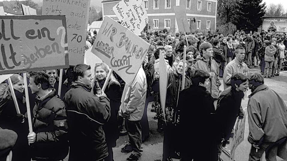 Vor mehr als zwei Jahrzehnten protestierte die junge Generation gegen die Schlie&szlig;ung des Cockpits. Am Ende erfolgslos: Seit dem 19. M&auml;rz 1999 ist die Kult-Diskothek Geschichte.