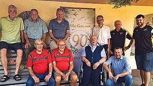 Der Jubilar mit den Gratulanten (v.l.) Hans-Peter Hausladen, Karl Wurm, Reinhard Heitzer, Pfarrer Johann Wutz, Max Reiner, Daniel Schmid, (vorne v. l.) Albert Kieslinger, Helmut Kainz, Alfons Bogner, Gerhard Mühlbauer. Der Jubilar mit den Gratulanten (v.l.) Hans-Peter Hausladen, Karl Wurm, Reinhard Heitzer, Pfarrer Johann Wutz, Max Reiner, Daniel Schmid, (vorne v. l.) Albert Kieslinger, Helmut Kainz, Alfons Bogner, Gerhard Mühlbauer.