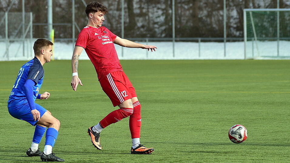 Luis Müller-Eckstein (im roten Trikot) erzielte für den TSV Seebach beim 1:7 gegen den SV Wenzenbach den Ehrentreffer zum zwischenzeitlichen 1:1. Luis Müller-Eckstein (im roten Trikot) erzielte für den TSV Seebach beim 1:7 gegen den SV Wenzenbach den Ehrentreffer zum zwischenzeitlichen 1:1.