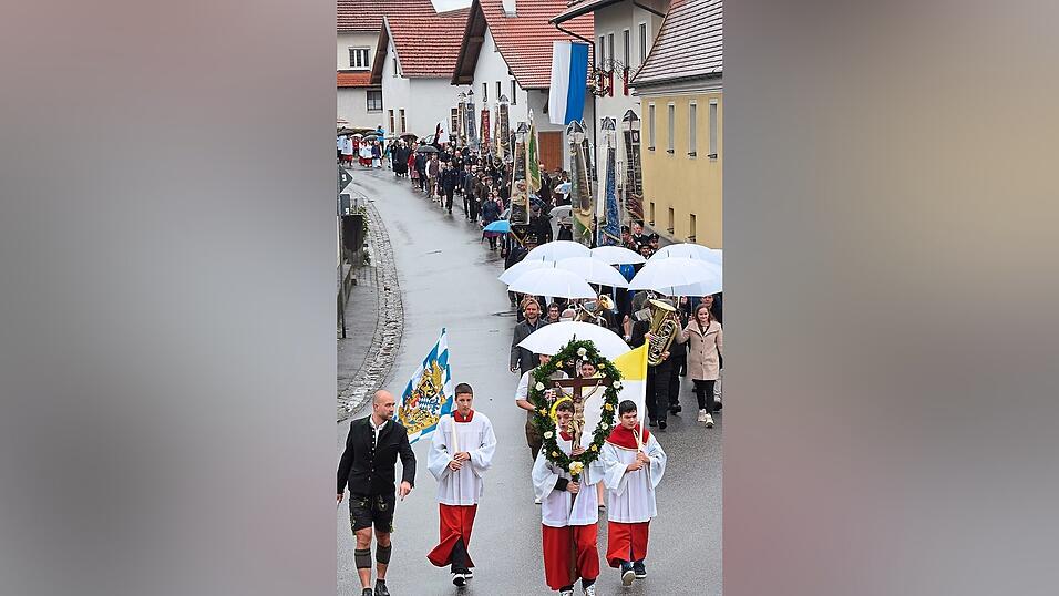 Der Festzug auf dem Weg zur Kirche. Der Festzug auf dem Weg zur Kirche.