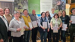 Kreisfachberater Stefan Heller, Referent Ralph Sturm (v. l.) und die Vertreter der Vereine, die &uuml;ber zwei Jahre am Streuobstwiesenwettbewerb dabei waren, mit Kreisfachberater Harald G&ouml;tz und stellvertretende Kreisverbandsvorsitzende Regina Staudinger (stehend dahinter).