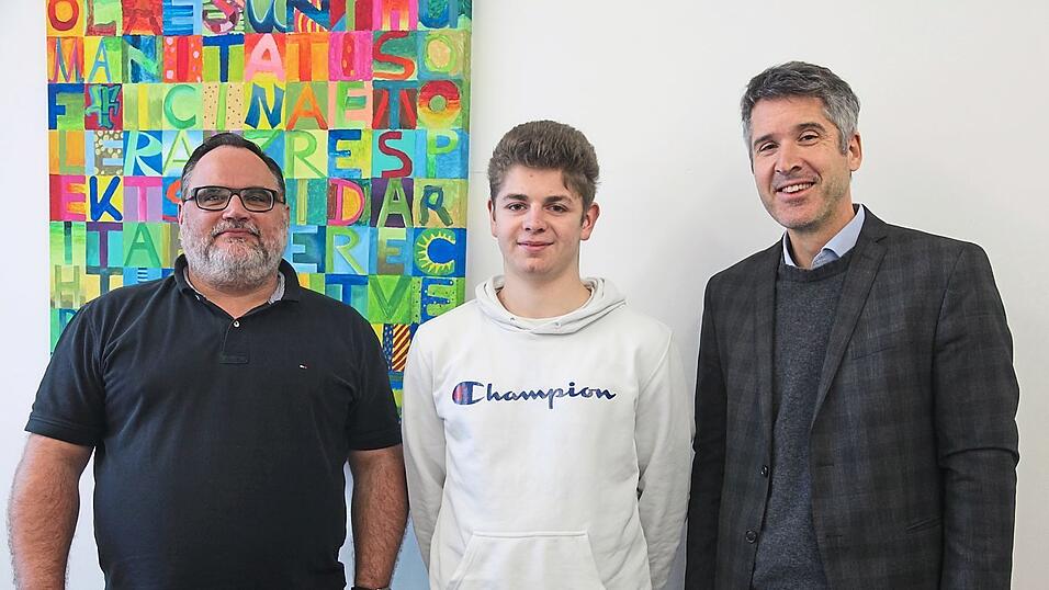 Schulleiter Markus H&ouml;&szlig; (r.) und Oberstufenkoordinator G&uuml;nther Zillner (l.) gratulierten Yannick Hannes zu seiner Auszeichnung.