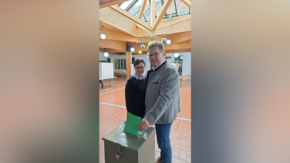 Der amtierende Bodenmaiser Bürgermeister Joachim Haller bei der Stimmabgabe.