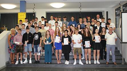 Die Schüler der neunten Klassen halten das begehrte Abschlusszeugnis in den Händen.