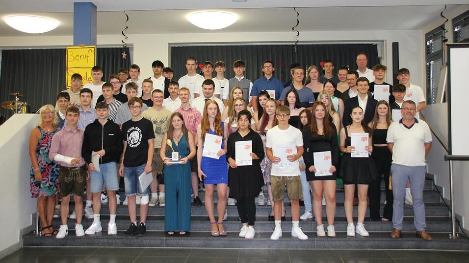 Die Schüler der neunten Klassen halten das begehrte Abschlusszeugnis in den Händen. Die Schüler der neunten Klassen halten das begehrte Abschlusszeugnis in den Händen.