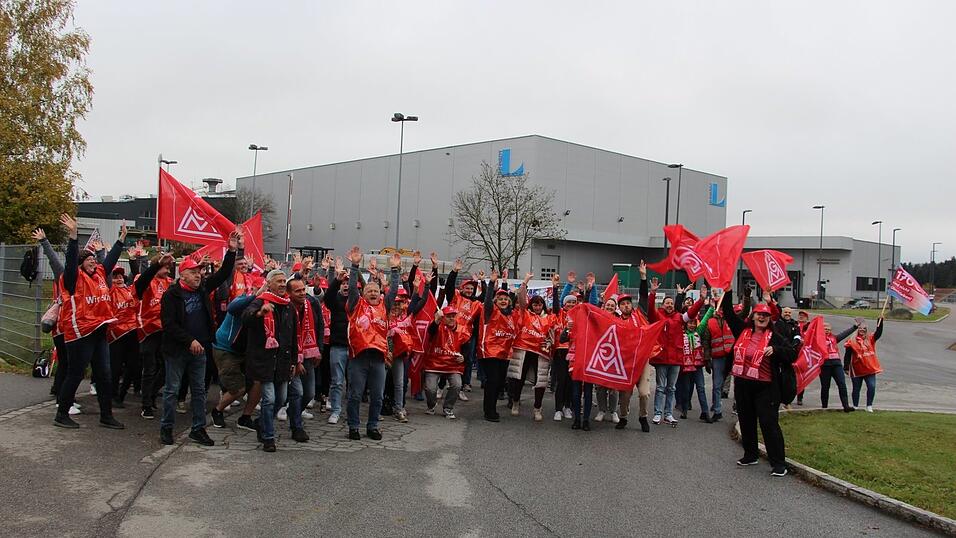 Streikende Mitarbeiter vor den Werkstoren der Firma Linhardt in Viechtach. Streikende Mitarbeiter vor den Werkstoren der Firma Linhardt in Viechtach.