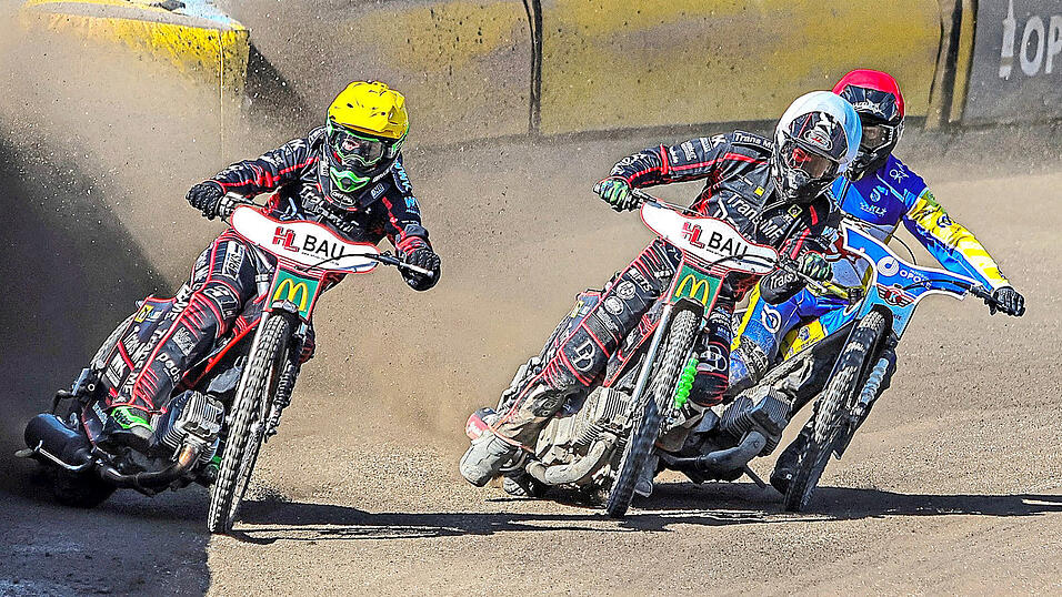 Abgezockte Vorstellung: Charles Wright (weißer Helmüberzug) und Kevin Wölbert (gelb) ließen Oppelns Top-Piloten Oscar Polis (rot) in Lauf sechs nicht den Hauch einer Chance und brachten die Devils mit 22:14 in Front. Abgezockte Vorstellung: Charles Wright (weißer Helmüberzug) und Kevin Wölbert (gelb) ließen Oppelns Top-Piloten Oscar Polis (rot) in Lauf sechs nicht den Hauch einer Chance und brachten die Devils mit 22:14 in Front.