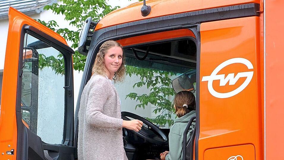 Ein Perspektivwechsel macht das Problem toter Winkel greifbar: Vom Fahrersitz aus erleben die Kinder hautnah, wie stark die Sichtbereiche eingeschränkt sind - und was tatsächlich unter dem Begriff „toter Winkel“ zu verstehen ist. Alles erklärt von Annika Sauer. Ein Perspektivwechsel macht das Problem toter Winkel greifbar: Vom Fahrersitz aus erleben die Kinder hautnah, wie stark die Sichtbereiche eingeschränkt sind - und was tatsächlich unter dem Begriff „toter Winkel“ zu verstehen ist. Alles erklärt von Annika Sauer.
