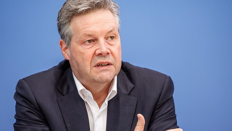 Die EVG will Rompf als neuen Chef der Bahn-Infrastruktursparte DB InfraGo verhindern. Die EVG will Rompf als neuen Chef der Bahn-Infrastruktursparte DB InfraGo verhindern.