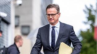 Gesundheitsminister Linnemann hat im Bundeskabinett grünes Licht für seine Pflegestrukturkommission erhalten. (Archivbild) Gesundheitsminister Linnemann hat im Bundeskabinett grünes Licht für seine Pflegestrukturkommission erhalten. (Archivbild)