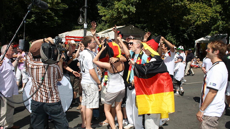 Christian Fertl war am Sonntag auf der Fanmeile in Berlin und erlebte dort das Achtelfinale gegen England auf Gro&szlig;leinwand.