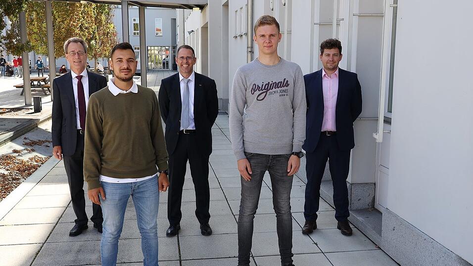 Daniel Rudolph (Zweiter von links) und Jan Felger (Zweiter von rechts) sind Offiziersanwärter der Luftwaffe. Hochschulpräsident Prof. Dr. Fritz Pörnbacher (von links), Prof. Dr. Reinhold Kohler, Major der Reserve, und Dr. Thomas Haslinger, Zweiter Bürgermeister der Stadt Landshut und Major der Reserve an der Offiziersschule der Luftwaffe, begrüßten die beiden dual Studierenden am Campus und wünschten ihnen einen guten Start ins Studium.